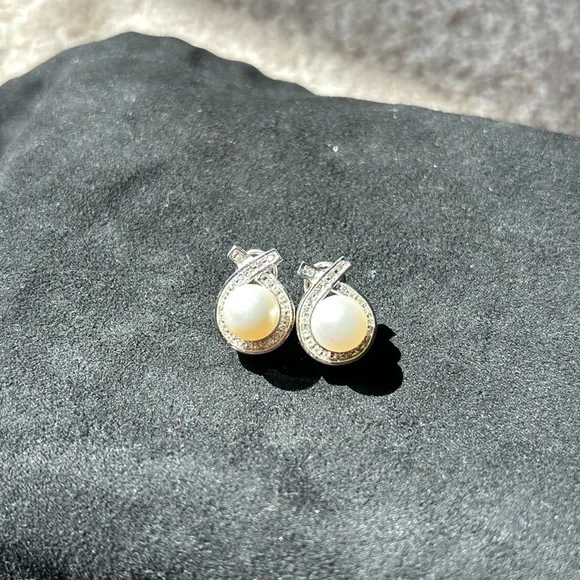 14kt White Gold lever back earrings with real diamonds- from Littmans! 🦋 - Picture 2 of 10